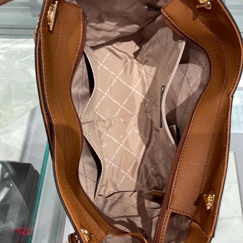 Michael Kors Jet Set Travel Large Chained Tote Shoulder Bag MK Luggage 

NWT - Picture 11 of 16